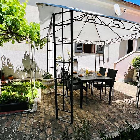 V&V Apartment Pula Bagian luar foto