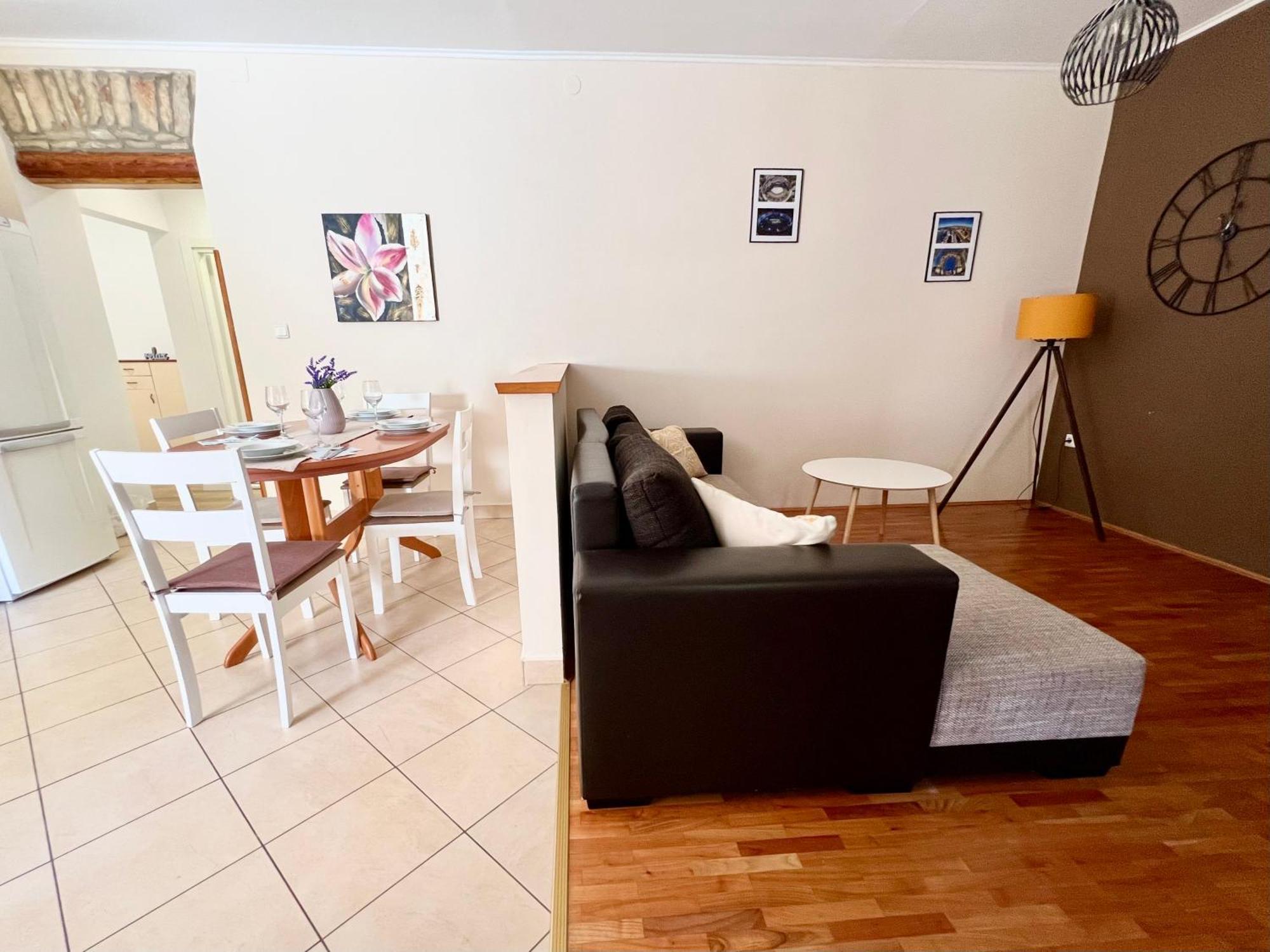 V&V Apartment Pula Bagian luar foto